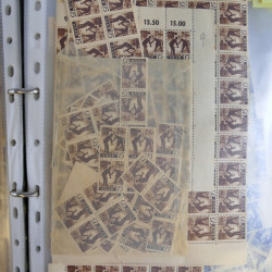 Stock de timbres de Sarre émis en 1947 neufs en un album.