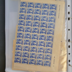 Stock de timbres de Sarre émis en 1947 neufs en un album.