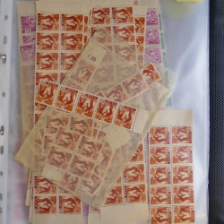 Stock de timbres de Sarre émis en 1947 neufs en un album.