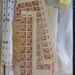 Stock de timbres de Sarre émis en 1947 neufs en un album.