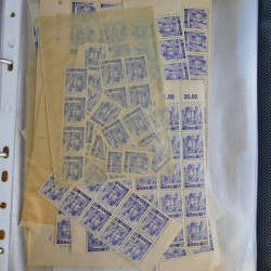 Stock de timbres de Sarre émis en 1947 neufs en un album.
