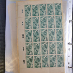 Stock de timbres de Sarre émis en 1947 neufs en un album.