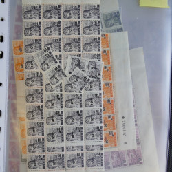 Stock de timbres de Sarre émis en 1947 neufs en un album.