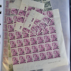 Stock de timbres de Sarre émis en 1947 neufs en un album.