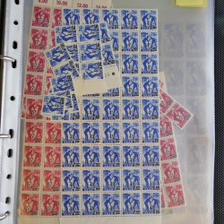Stock de timbres de Sarre émis en 1947 neufs en un album.
