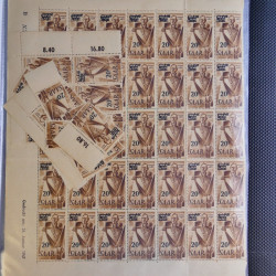Stock de timbres de Sarre émis en 1947 neufs en un album.