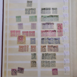 Lot de timbres d'Empire Allemand 1875-1933 neufs et oblitérés en un album.
