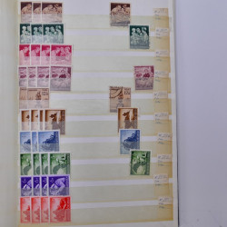 Lot de timbres d'Allemagne Reich 1933-1945 neufs et oblitérés en un album.