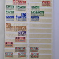 Suisse lot de timbres poste aérienne 1923-1981 neufs et oblitérés en un album.