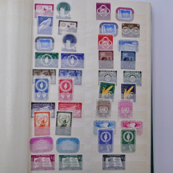 Lot de timbres Nations Unies 1951-1985 neufs en un album.
