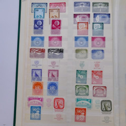 Lot de timbres Nations Unies 1951-1985 neufs en un album.