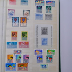 Lot de timbres Nations Unies 1951-1985 neufs en un album.