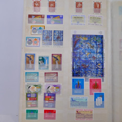 Lot de timbres Nations Unies 1951-1985 neufs en un album.