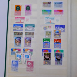 Lot de timbres Nations Unies 1951-1985 neufs en un album.