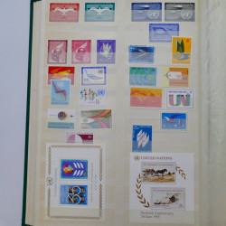 Lot de timbres Nations Unies 1951-1985 neufs en un album.