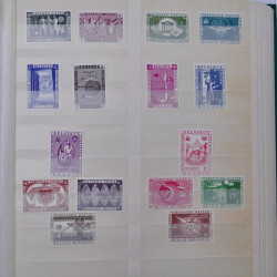 Lot de timbres Nations Unies 1951-1985 neufs en un album.