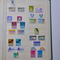 Lot de timbres Nations Unies 1951-1985 neufs en un album.