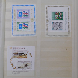 Lot de timbres Nations Unies 1951-1985 neufs en un album.
