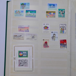 Lot de timbres Nations Unies 1951-1985 neufs en un album.