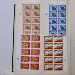 Lot de timbres Nations Unies 1951-1985 neufs en un album.