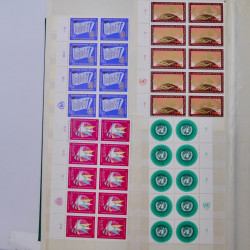 Lot de timbres Nations Unies 1951-1985 neufs en un album.