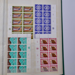 Lot de timbres Nations Unies 1951-1985 neufs en un album.