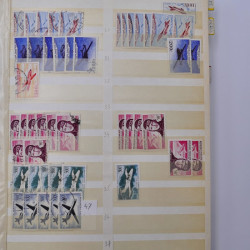 France stock de timbres fins de catalogue neufs et oblitérés en un album.