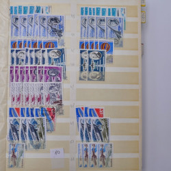 France stock de timbres fins de catalogue neufs et oblitérés en un album.