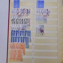 France stock de timbres fins de catalogue neufs et oblitérés en un album.