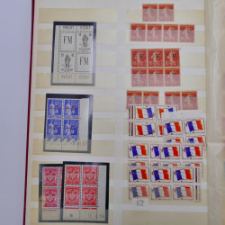 France stock de timbres fins de catalogue neufs et oblitérés en un album.