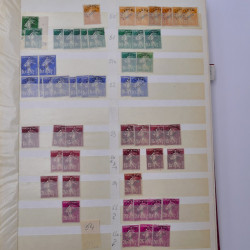 France stock de timbres fins de catalogue neufs et oblitérés en un album.