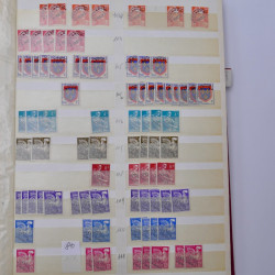 France stock de timbres fins de catalogue neufs et oblitérés en un album.