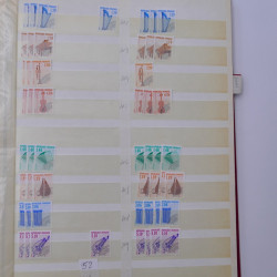 France stock de timbres fins de catalogue neufs et oblitérés en un album.