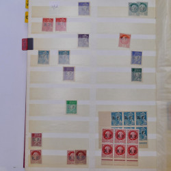 France stock de timbres fins de catalogue neufs et oblitérés en un album.