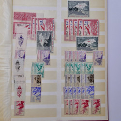 France stock de timbres fins de catalogue neufs et oblitérés en un album.