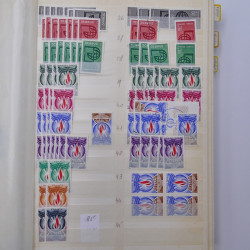 France stock de timbres de service, taxes, colis postaux en un album.