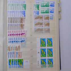 France stock de timbres de service, taxes, colis postaux en un album.