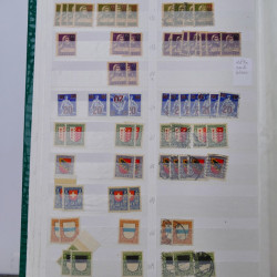 Suisse stock de timbres entre 1913-1986 neufs et oblitérés en 2 albums.
