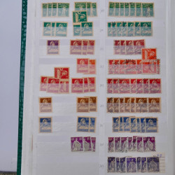 Suisse stock de timbres entre 1913-1986 neufs et oblitérés en 2 albums.