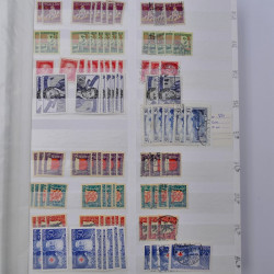 Suisse stock de timbres entre 1913-1986 neufs et oblitérés en 2 albums.