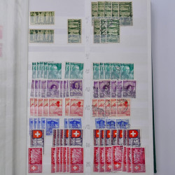 Suisse stock de timbres entre 1913-1986 neufs et oblitérés en 2 albums.