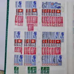 Suisse stock de timbres entre 1913-1986 neufs et oblitérés en 2 albums.