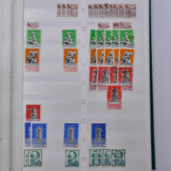 Suisse stock de timbres entre 1913-1986 neufs et oblitérés en 2 albums.