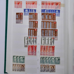 Suisse stock de timbres entre 1913-1986 neufs et oblitérés en 2 albums.