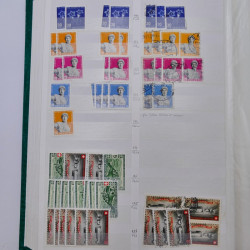 Suisse stock de timbres entre 1913-1986 neufs et oblitérés en 2 albums.