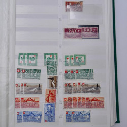 Suisse stock de timbres entre 1913-1986 neufs et oblitérés en 2 albums.