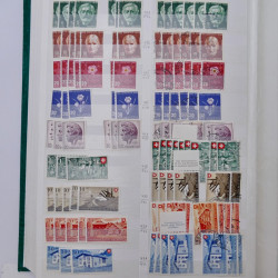 Suisse stock de timbres entre 1913-1986 neufs et oblitérés en 2 albums.