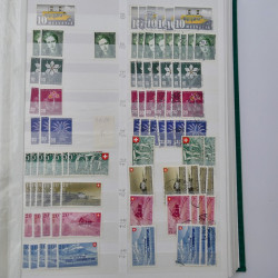 Suisse stock de timbres entre 1913-1986 neufs et oblitérés en 2 albums.
