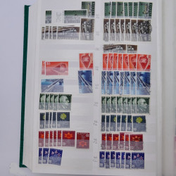 Suisse stock de timbres entre 1913-1986 neufs et oblitérés en 2 albums.