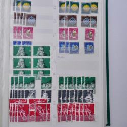 Suisse stock de timbres entre 1913-1986 neufs et oblitérés en 2 albums.